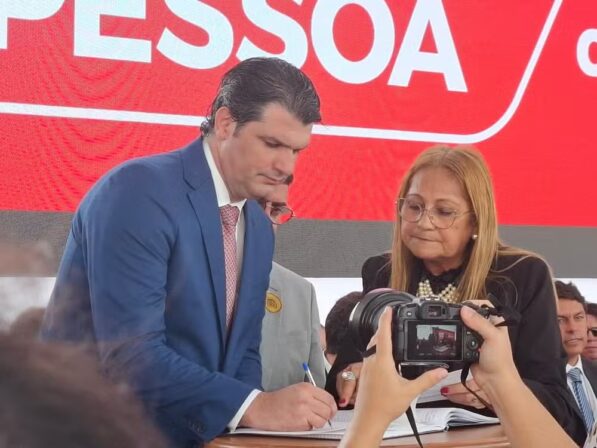 Léo Bezerra é empossado prefeito de João Pessoa depois da renúncia de Cícero Lucena