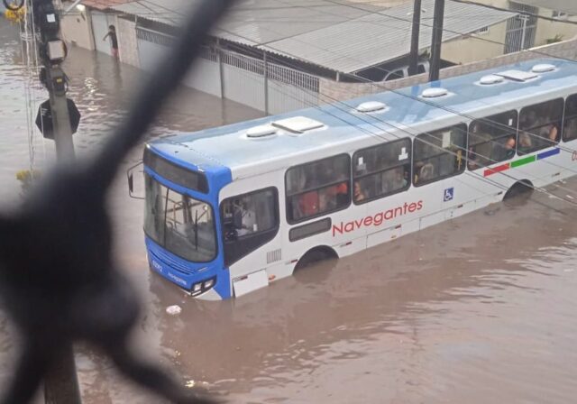 Chove 151,6 mm em 12 horas e capital registra alagamentos e queda de árvores