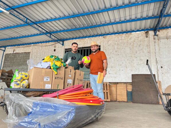 Santiago Jácome representa Emas e recebe kits esportivos João Pessoa