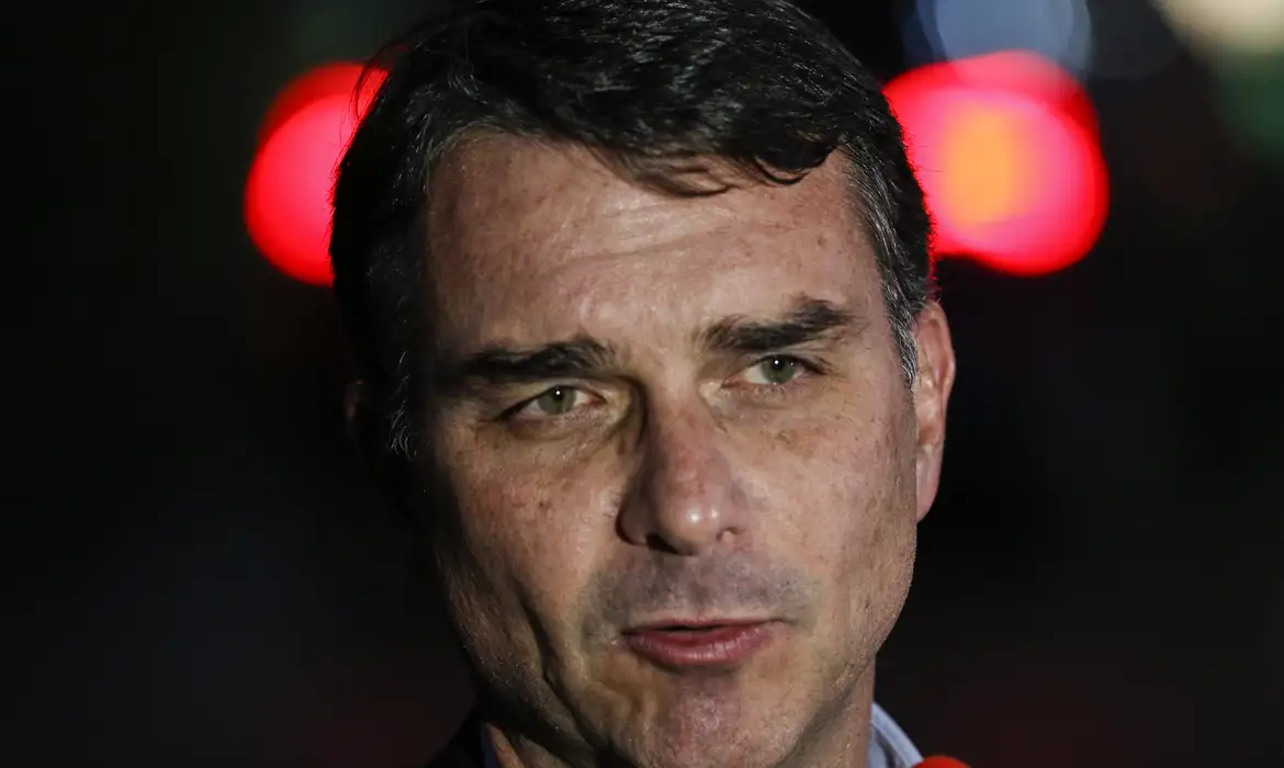 PF apura se pagamento de Vorcaro a Flávio bancou Eduardo Bolsonaro nos EUA