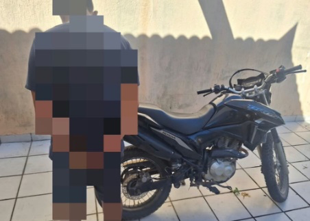 Polícia recupera moto roubada e prende suspeito de tráfico de drogas, em Aguiar