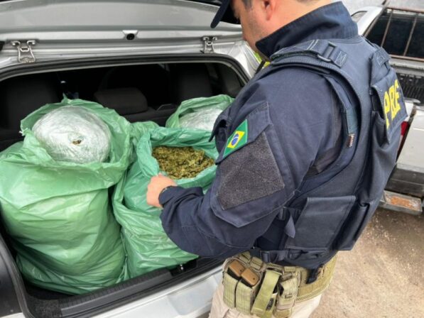 PRF intercepta carro após tentativa de fuga e apreende 25 kg de “supermaconha” na PB