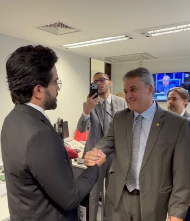 “Cercado de prefeitos, Efraim recebe notícia do título de ‘Melhor senador da atual Legislatura no Congresso Nacional’