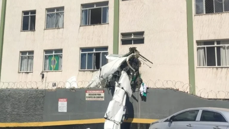Avião de pequeno porte cai e bate em prédio em Belo Horizonte; 2 morrem