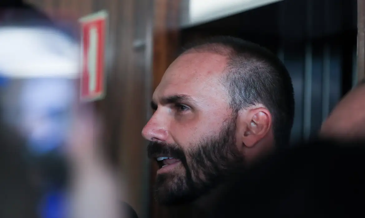 PGR pede ao Supremo condenação de Eduardo Bolsonaro por coação
