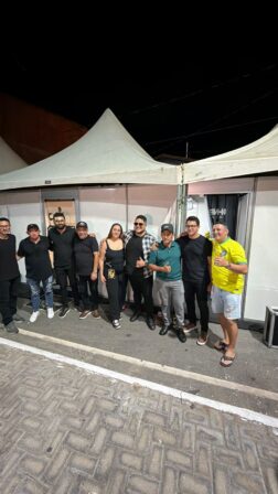 Prefeito Cícero de Arlete visita camarins abraça e recebe o reconhecimento de amigos, visitantes e artistas que participam do São João da cidade
