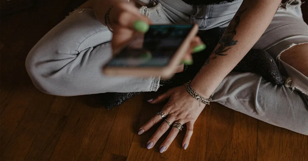 Sancionada lei que cria programa de combate à violência digital contra a mulher na Paraíba