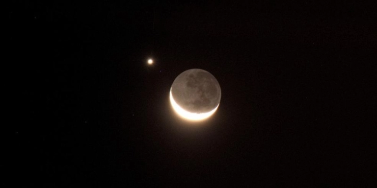 Lua e Vênus aparecem lado a lado no céu e encantam moradores do Vale do Piancó