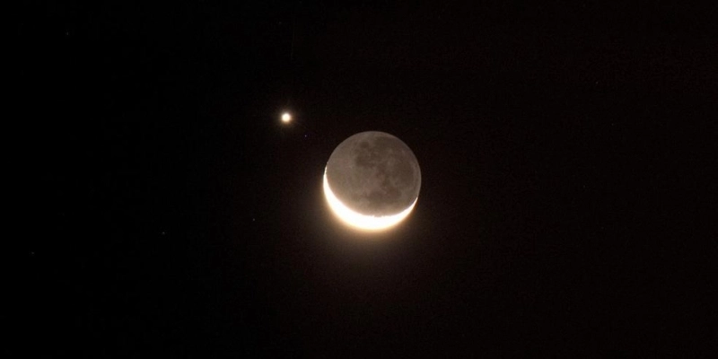 Lua e Vênus aparecem lado a lado no céu e encantam moradores do Vale do Piancó