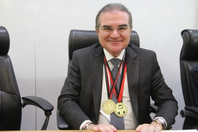 ALPB homenageia advogado Solon Benevides com medalhas Epitácio Pessoa e Tarcísio de Miranda Burity