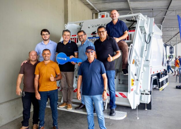 Efraim entrega máquinas e implementos agrícolas para 11 municípios e reforça compromisso com o desenvolvimento do interior