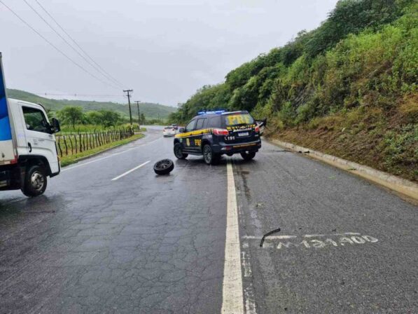 Em acidente grave na BR-230, homem é ejetado do veículo e morre no local