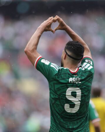 México estreia com vitória sobre África do Sul em jogo com três expulsões