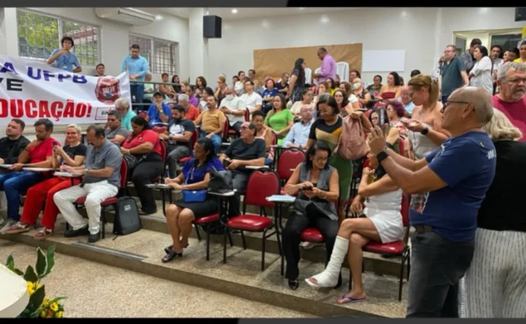 Servidores da UFPB encerram greve e retomam atividades