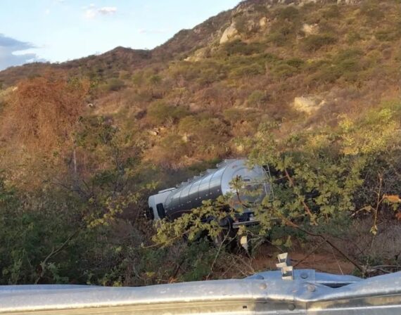 Caminhão sai da pista na Serra do Teixeira e deixa um ferido