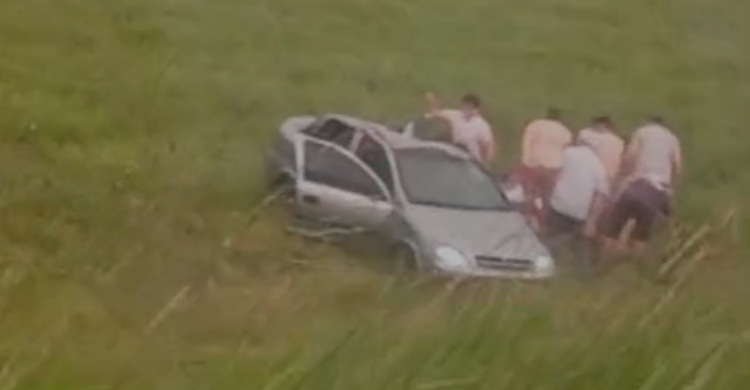 Quatro pessoas da mesma família ficam feridas em capotamento na BR-230