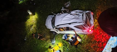 Carro cai de ponte e deixa dois feridos, em Catingueira