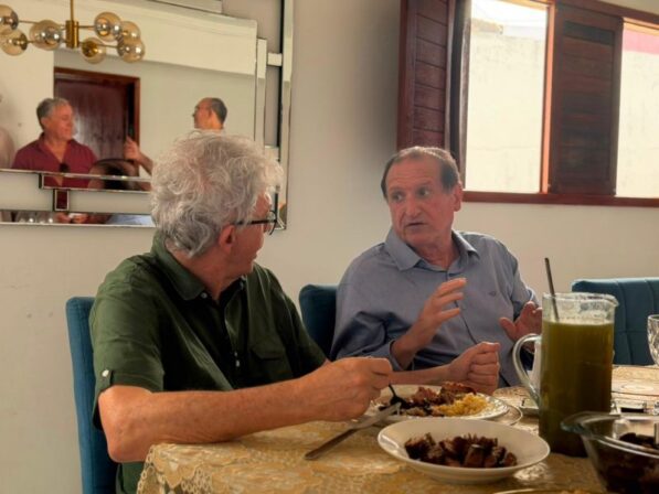 No Vale do Piancó, Ricardo Coutinho e Hervázio Bezerra almoçam juntos