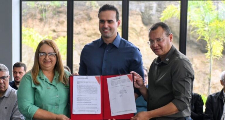 Lucas Ribeiro entrega 174 microtratores para agricultura familiar