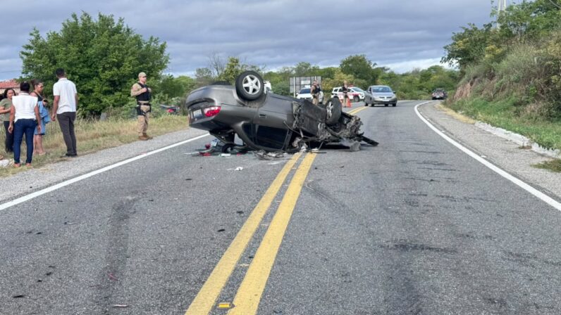 Colisão entre dois carros deixa um ferido a 5KM da entrada de Itaporanga