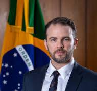 Ministro da Fazenda diz que Brasil está melhor que a Argentina e chama Milei de ‘palhaço’