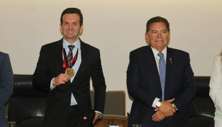 ALPB concede Medalha Epitácio Pessoa ao primeiro paraibano a escalar o Monte Everest