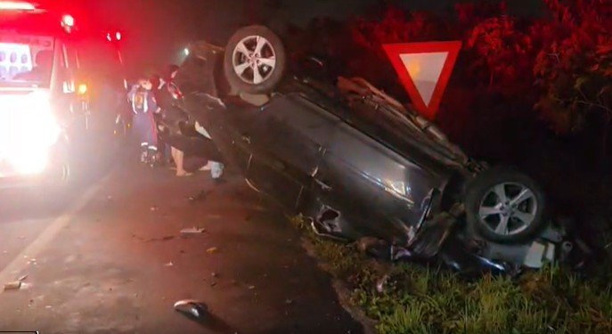 Três pessoas morrem e duas crianças ficam feridas em colisão de carros
