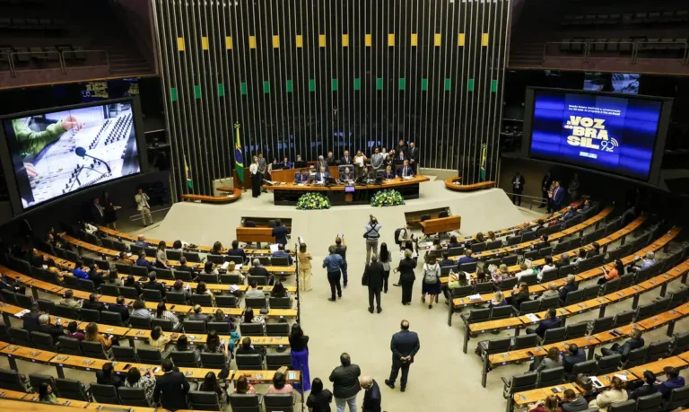 Câmara debate proibir licenciaturas 100% a distância
