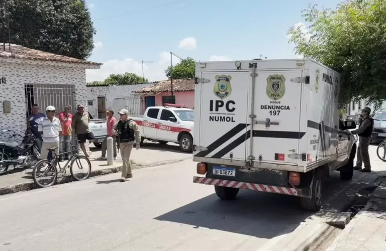 Mulher é morta a tiros após criminosos invadirem casa