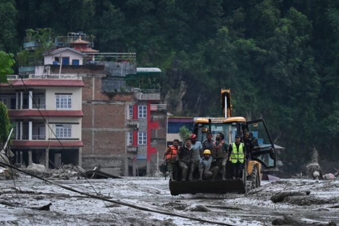 Socorristas buscam mais de 1.300 desaparecidos no Nepal e no Tibete; número de mortos sobe a 362