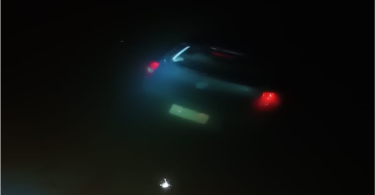 Casal morre após carro perder controle e cair em canal de Transposição