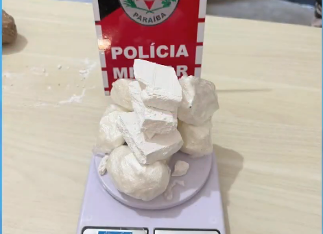 Mulher é presa após transportar cocaína e crack dentro de ônibus