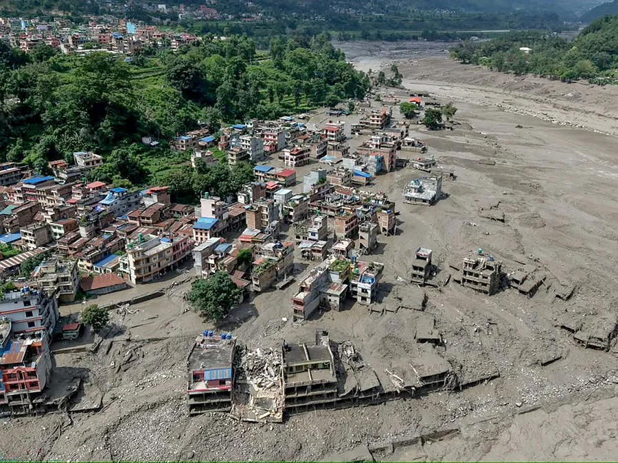 Avalanche de lama na fronteira do Nepal com o Tibete deixa 98 mortos
