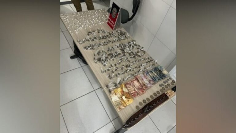 PM desmonta ponto de tráfico e apreende mais de 400 porções de drogas e objetos furtados