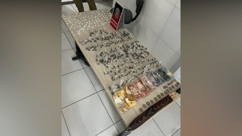 PM desmonta ponto de tráfico e apreende mais de 400 porções de drogas e objetos furtados