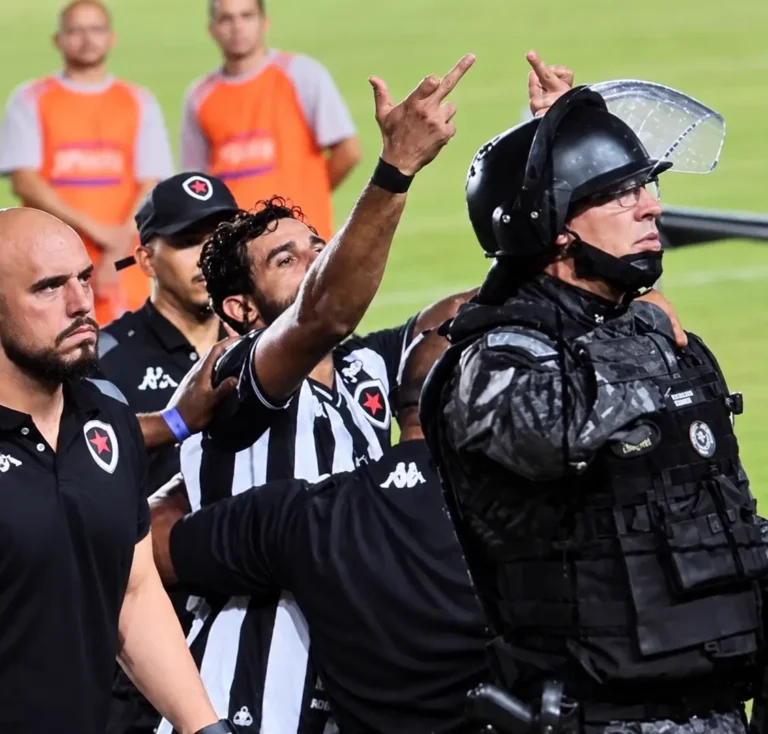 Após gestos obscenos para a torcida, Botafogo-PB rescinde contrato com atacante Henrique Dourado
