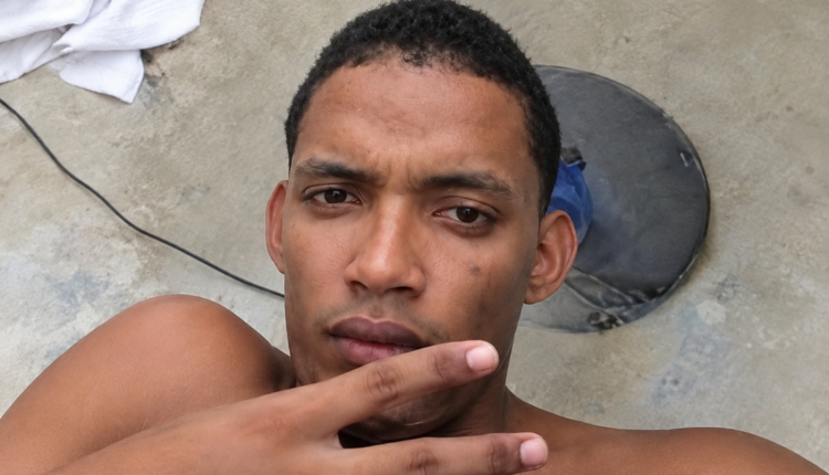 Jovem é perseguido e morto a tiros