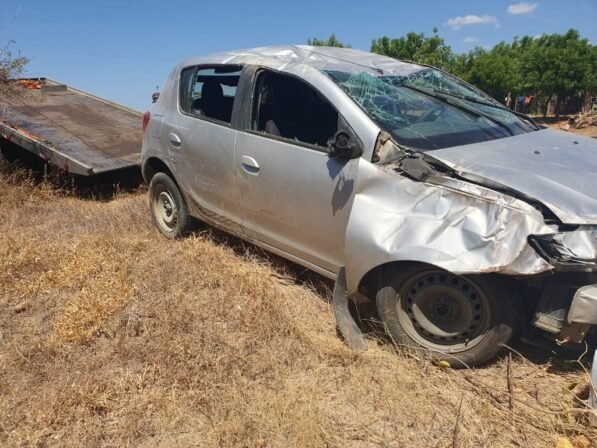 Colisão transversal entre carro e motocicleta deixa duas pessoas feridas em Patos-PB