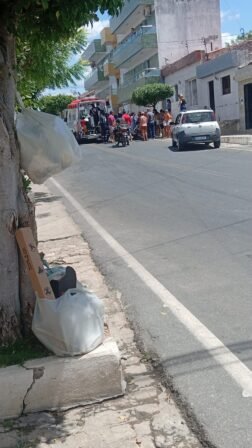 Acidente entre moto e carro deixa uma pessoa ferida no centro de Coremas-PB