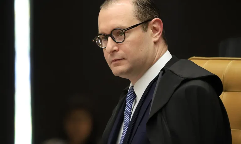 Ministro Zanin manda investigar uso de IA para burlar sistema do STF