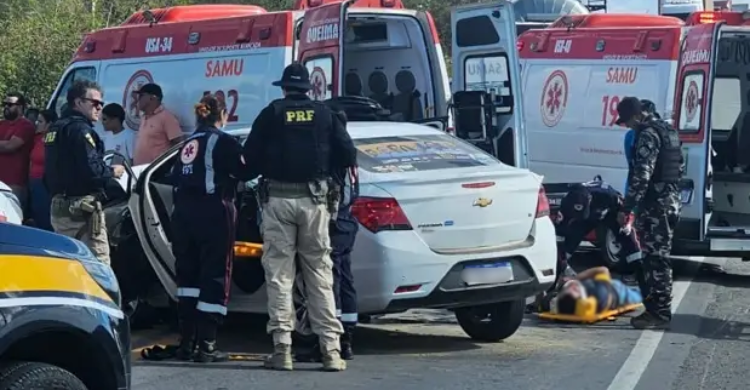 Homem morre e duas pessoas ficam feridas após dois carros baterem na BR-104