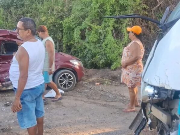 Acidente entre carro e ônibus deixa duas pessoas mortas em Caaporã