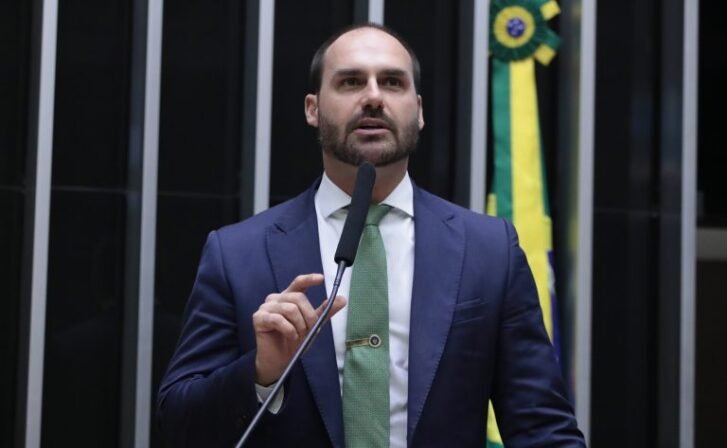 Ministério da Justiça demite Eduardo Bolsonaro da PF