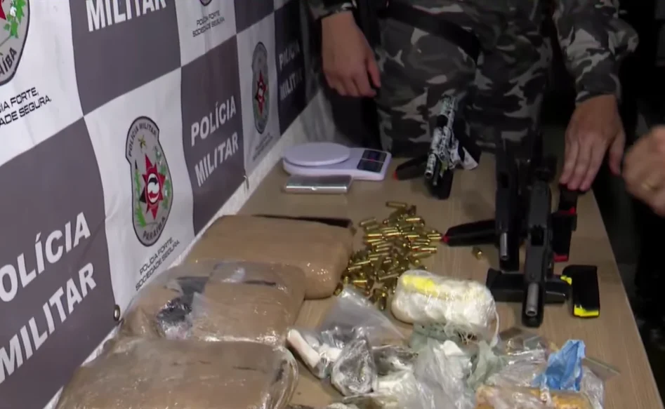 Polícia apreende armas e drogas durante operação
