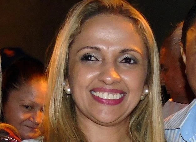 Ex-prefeita de Joca Claudino é presa para cumprir pena de 14 anos
