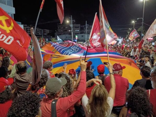 Apoiadores da reeleição do presidente Lula se reúnem no Busto de Tamandaré