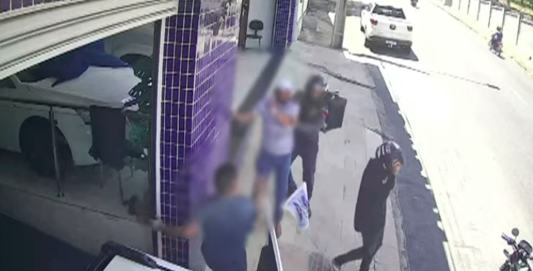 Empresário é agredido durante assalto à loja de veículos