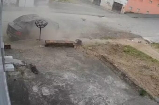 Motorista morre após carro bater em estrutura de concreto