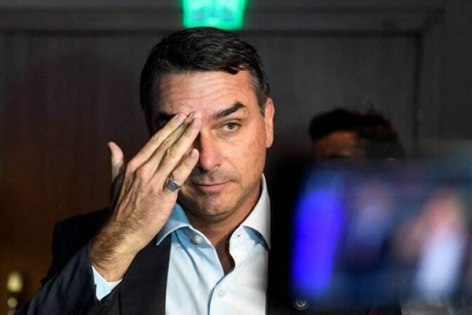 Polícia Federal intima Flávio a entregar passaportes e o impede de sair do Brasil