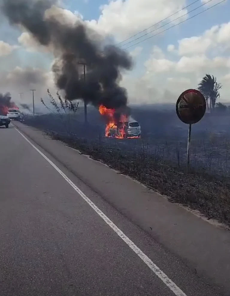 Incêndio às margens da PB-034 provoca colisões e destruição de veículos em Alhandra